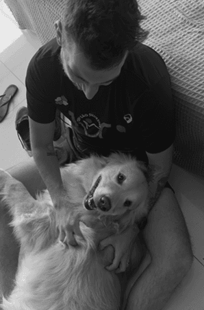 Leo Lange fazendo carinho em um cachorro