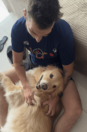 Leo Lange fazendo carinho em um cachorro